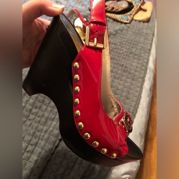 LIKE NEW MICHAEL KORS SLINGBACK WEDGE PATENT LEATHER SANDALS - Picture 3 of 12